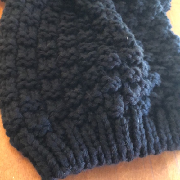 Black Knit Poof Hat - Picture 4 of 4